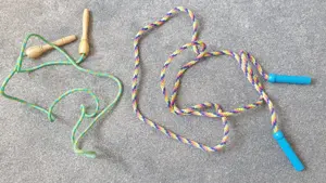 2 Springseile, eines mit Holzgriffen das andere mit Kunststoffgriffen 