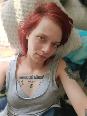 Skinny Frau bietet ein sexchat an