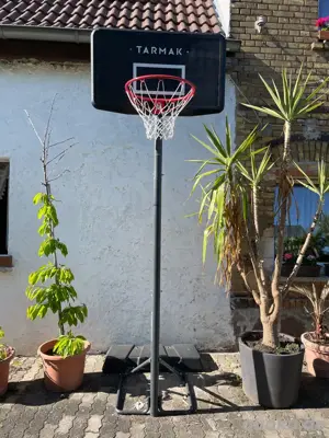 Basketballkorb mit Ball