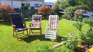Gebr. Gartenrelaxstühle aus Holz und neuer Auflage, 1 weisser Kunststoffrelaxstuhl mit Auflage
