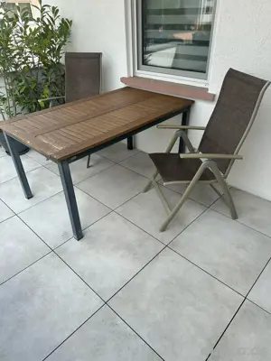 Gartenmöbel inklusive vier Stühle