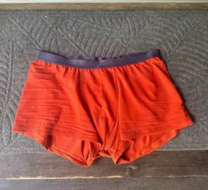 Paar bietet Slips und Boxershorts an 