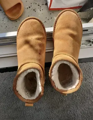 Barfuß durchgeschwitzte UGGs - starker Eigenge-ruch - echte Nutzung