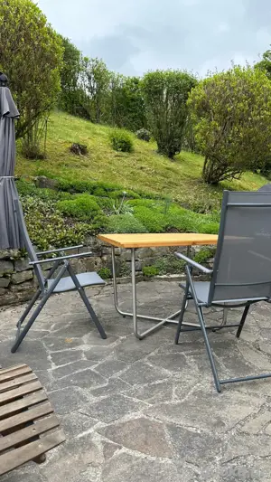 Gartentisch und 2 Klappstühle