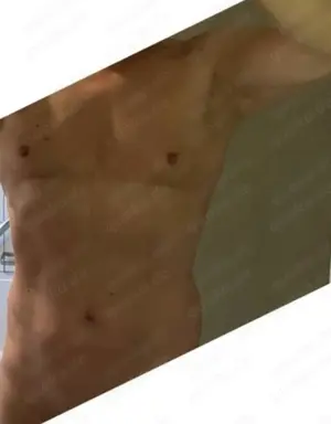 Er stellt seinen engen Arsch größerer Herrenrunde im Gloryhole zur Verfügung 
