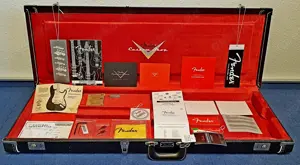 Fender USA Custom Shop Koffer Schwarz   Rot NEU