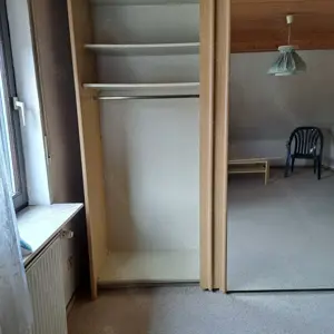 Großer Schiebe-Kleiderschrank Buche Nachbildung und weiterer Schrank
