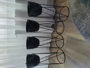 Vier Anlagen für Blumen 