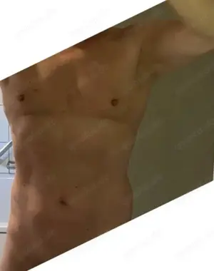 Er stellt seinen engen Arsch größerer Herrenrunde im Gloryhole oder Fickbox zur Verfügung