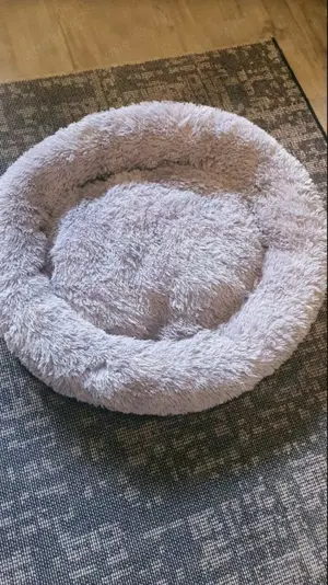Großes, flauschiges Katzenbett (90 cm)   unbenutzt!
