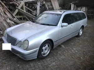 Mercedes-Benz E 220 Bild 2
