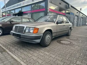 Mercedes-Benz E 230