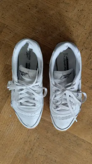 Verkaufe weiße getragene Sneaker