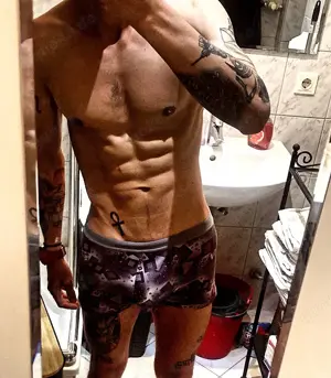 Sexy guy looking for curvy woman, bbw, ssbbw or couple