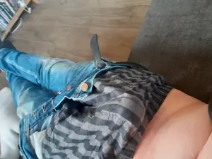 M ist gerade gelangweilt auf der Couch suche Frau zum chatten lecken...
