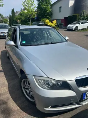 BMW 320 320i Touring Bild 2