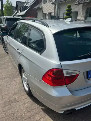 BMW 320 320i Touring Bild 1