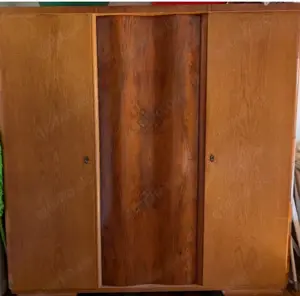 Kleiderschrank aus Massivholz