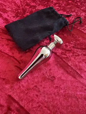 Eleganter Metall-Analplug mit rotem Schmuckstein   inkl. Samtbeutel