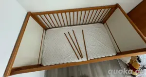 Kinderbett mit Matraze, Wickelaufsatz und Regal