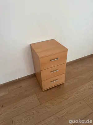 Schöner Nachttisch mit Schubladen