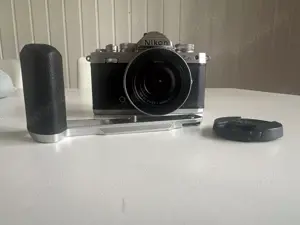 Nikon Z fc silber Kit mit Z DX 16-50 mm f 3.5-6.3 VR, inkl. Smallrig Griff