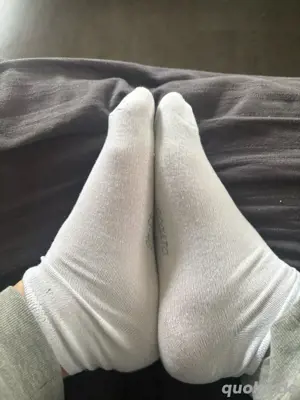 getragene sneaker socken