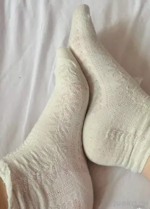 häufig getragene weiße Socken einer jungen Studentin