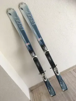 Skier, Völkl, Modell Cielo, Länge 1,50 cm, gut erhalten. Mit Stöcken, Helm. Skischuhe als Draufgabe.