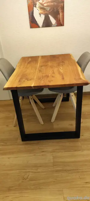 Massivholztisch mit 2 Stühlen zu verkaufen