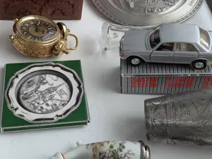 Konvolut hochwertiger Trödel Zinn Wecker Holzkästchen Modellauto Bild 4