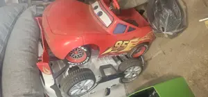 2 Kinder Elektroautos zu verschenken.Eines defekt.
