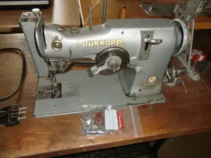 Alte Industrienähmaschine Dürkopp 252-4, auf Nähtisch montiert.