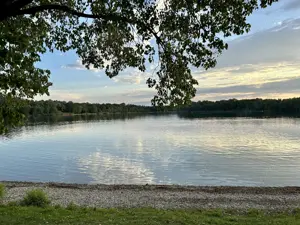 Hüllenlos die Sonne am See genießen 