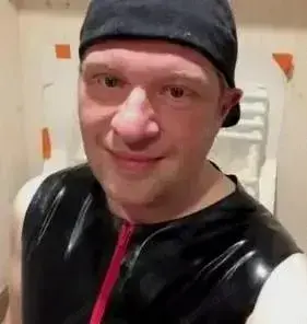 Suche Master für regelmäßige Treffen. Biete tg.