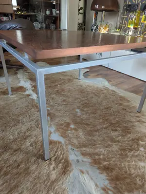 Stilvoller Couchisch mit Kupferoberfläche Bild 2