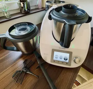 Thermomix TM5 mit zwei Mixtöpfen und CookKey