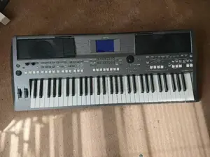 Yamaha PSR-S670 keyboard