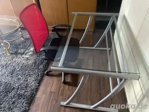 Schreibtisch plus Stuhl