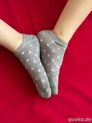 Getragene Socken mit Punkten   