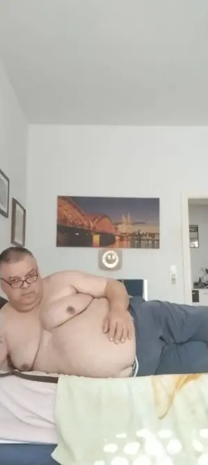 Gibt's aktive Männer die mich gerne täglich regelmäßig besuchen mich nehmen stoßen poppen komm woll