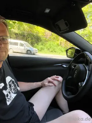 Riesenlatte 20x5 nackt sichtbar im Auto sucht Lutscherin 