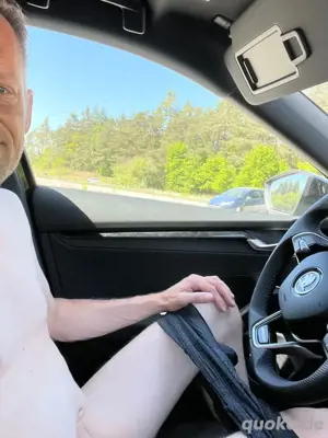Zeigegeiler Kerl sucht spontanes weibliches Opfer am Parkplatz vom Birkensee