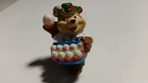 Emil Eiermann mit Ü-Eiern von den Top Ten Teddies in Volksfeststimmung