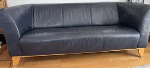 Gut erhaltenes dunkelblaues Rinderleder-Sofa mit Massivholzfüßen