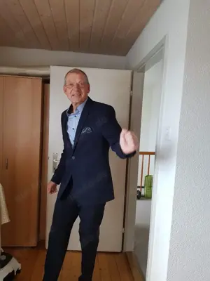 Er sucht Sie für alles was Spaß macht