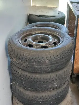 Autoreifen, mit und ohne Felgen zu verschenken.