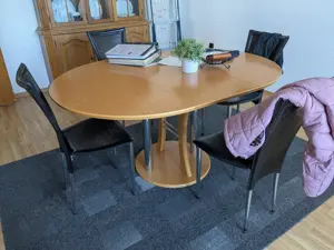 Esstisch und Stühle.
