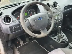 Ford Fiesta 1.3 Benzin Tüv ist abgelaufen Bild 4