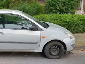 Ford Fiesta 1.3 Benzin Tüv ist abgelaufen Bild 2